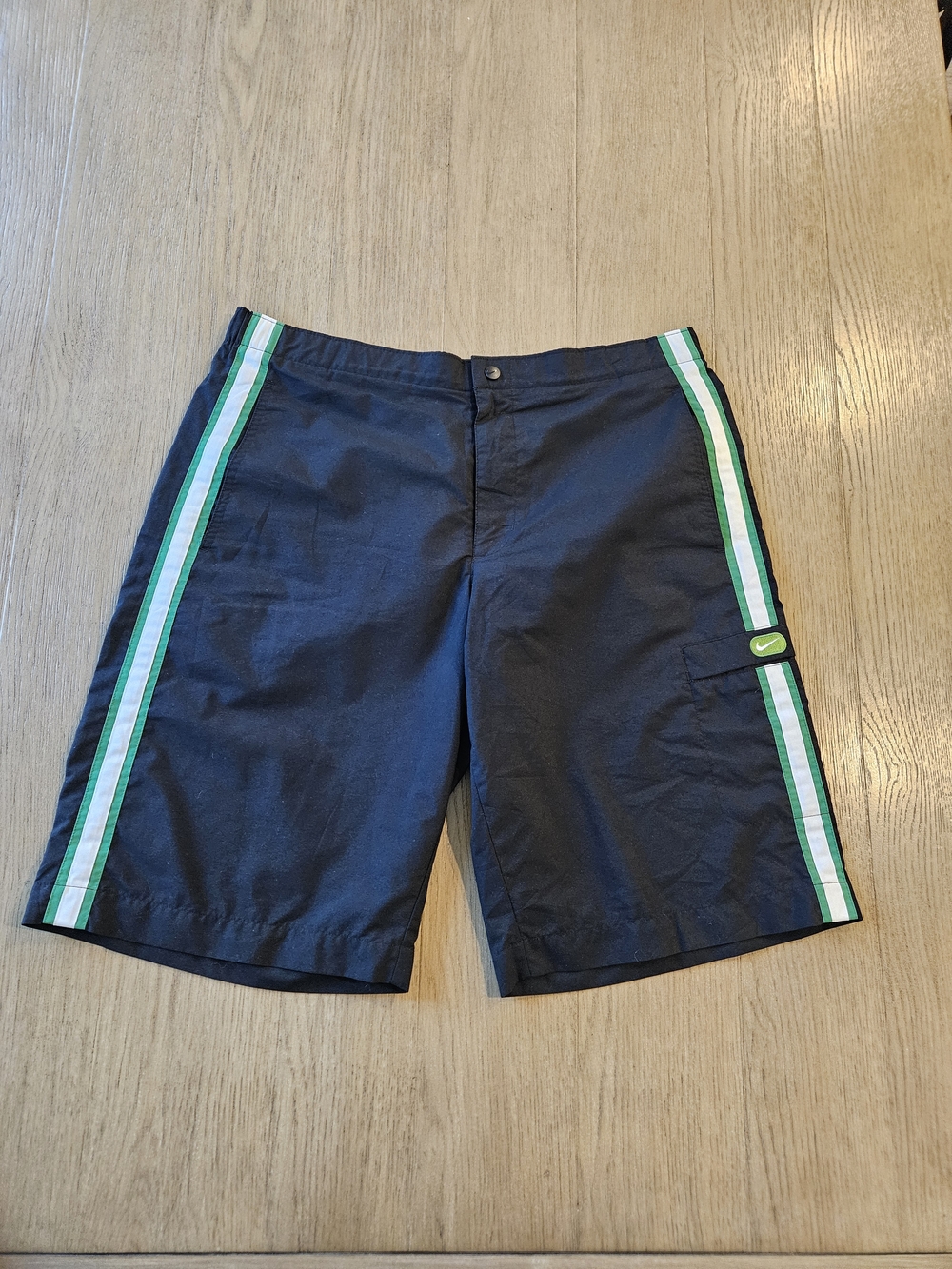 Vintage Y2K Nike Board Cargo Pocket with Green & White Side Stripes Shorts Sz.L